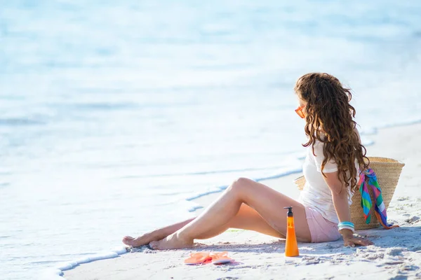 Junge Frau Weißem Shirt Und Rosa Shorts Mit Langen Welligen — Stockfoto