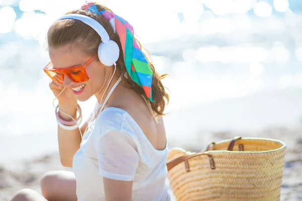 Gelukkig Trendy Vrouw Wit Shirt Roze Shorts Luisteren Naar Muziek — Stockfoto