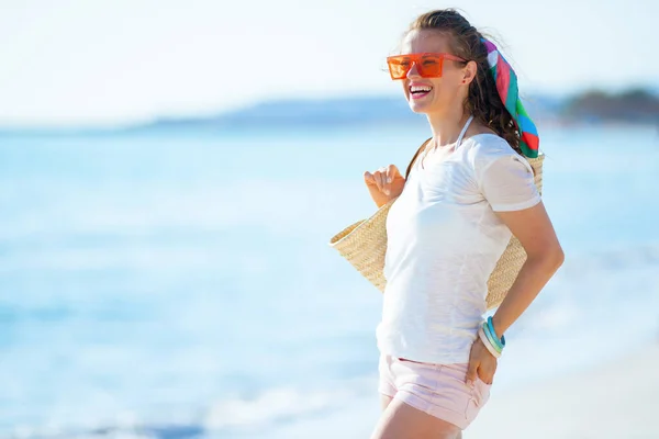 Porträtt Leende Trendig Kvinna Vit Shirt Och Rosa Shorts Med — Stockfoto