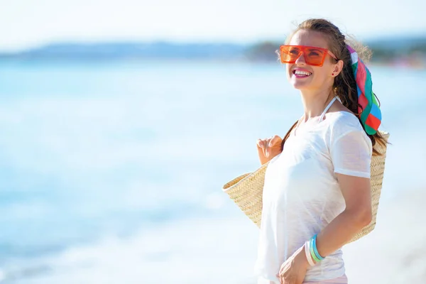 Smiling Modern Middle Age Woman White Shirt Pink Shorts Beach — Stock Photo, Image