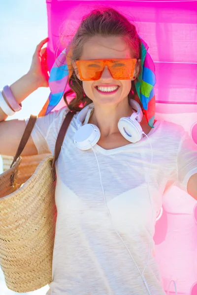 Donna Sorridente Mezza Età Shirt Bianca Pantaloncini Rosa Con Borsa — Foto Stock