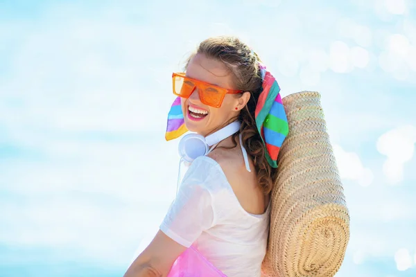 Usmívající Moderní Žena Bílém Tričku Růžových Šortkách Plážovou Taškou Sluchátky — Stock fotografie