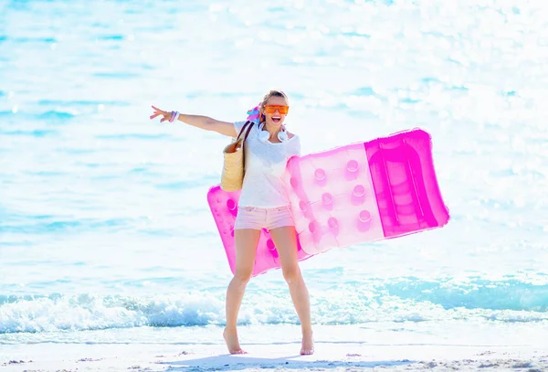 Sağlıklı Gülümseyen Yaşındaki Beyaz Tişörtlü Kumsalda Saman Çantalı Pembe Şortlu — Stok fotoğraf