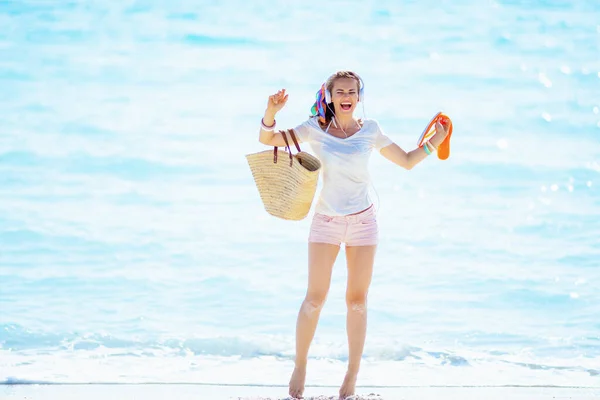 Улыбающаяся Женщина Среднего Возраста Белой Футболке Розовых Шортах Пляжной Соломенной — стоковое фото