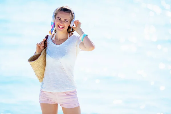 Smiling Healthy Woman White Shirt Pink Shorts Beach Straw Bag — Stock Photo, Image