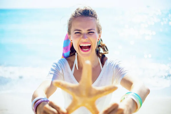 Retrato Alegre Mujer Moda Camiseta Blanca Orilla Del Océano Mostrando —  Fotos de Stock