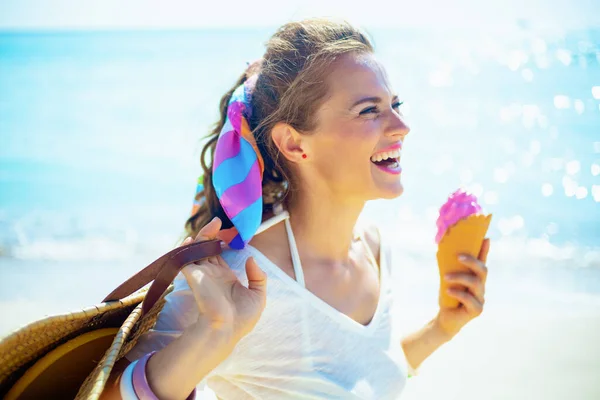 Glückliche Moderne Frau Mittleren Alters Weißem Shirt Mit Strandstrohbeutel Die — Stockfoto