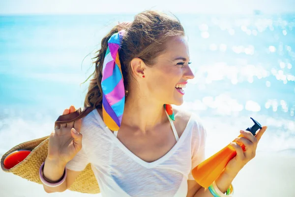 Sorridente Donna Moderna Anni Shirt Bianca Con Bottiglia Crema Solare — Foto Stock