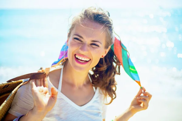 Feliz Mulher Moda Shirt Branca Com Saco Palha Praia Praia — Fotografia de Stock