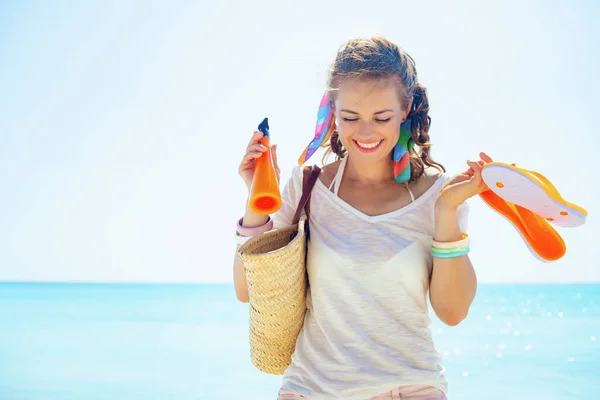 Felice Donna Tendenza Shirt Bianca Con Borsa Paglia Spiaggia Infradito — Foto Stock