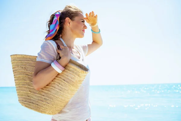 Trendy Woman White Shirt Beach Straw Bag Looking Distance Ocean — Stock Photo, Image