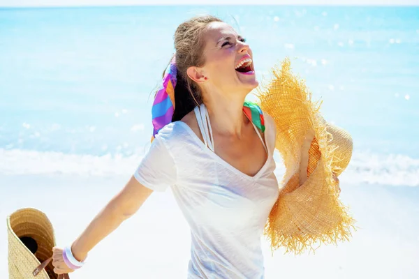 Sorrindo Moderna Mulher Meia Idade Shirt Branca Com Saco Palha — Fotografia de Stock