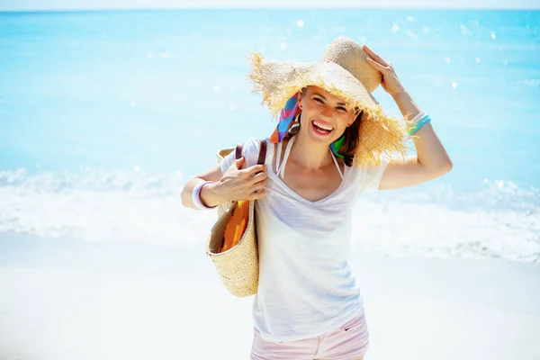 Portret Uśmiechniętej Zdrowej Letniej Kobiety Białej Koszulce Torbą Słomką Plażową — Zdjęcie stockowe
