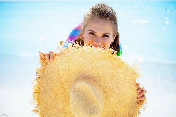 Beyaz Tişörtlü Mutlu Modern Kadın Arkasında Büyük Hasır Şapkalı Deniz — Stok fotoğraf