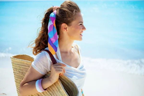 Felice Donna Sana Shirt Bianca Con Borsa Paglia Spiaggia Guardando — Foto Stock