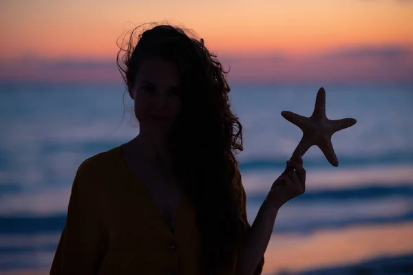 Silhueta Mulher Moderna Com Longos Cabelos Morena Costa Oceano Pôr — Fotografia de Stock