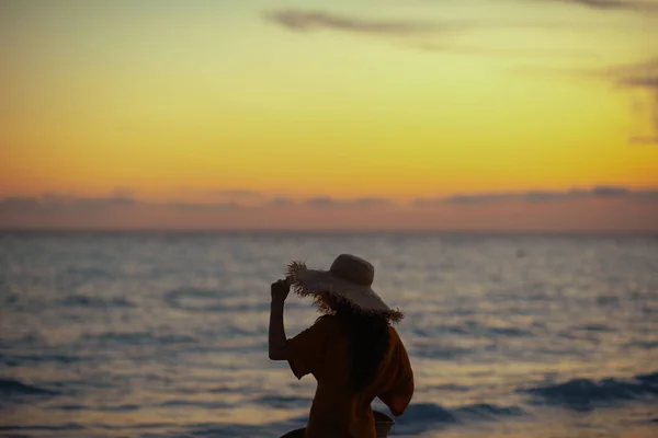 Silhueta Mulher Moderna Com Longos Cabelos Morena Praia Pôr Sol — Fotografia de Stock