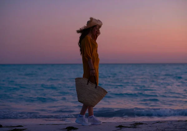 Silhuett Trendig Kvinna Med Lång Brunett Hår Håller Strandväska Promenader — Stockfoto