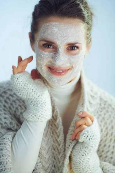 Sonriente Ama Casa Moderna Suéter Cuello Rollo Cárdigan Aplicando Mascarilla — Foto de Stock