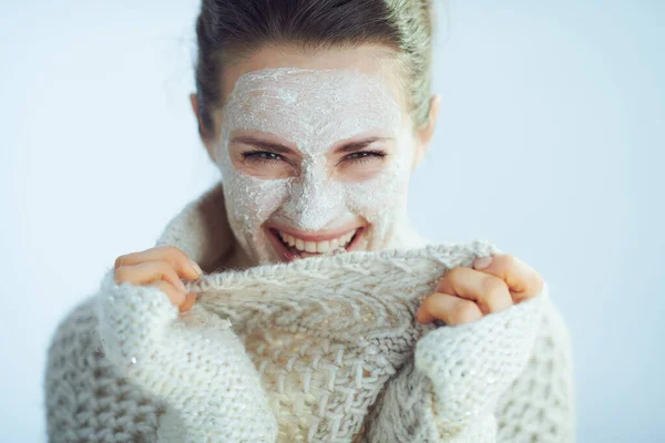 Mujer Moderna Feliz Suéter Cuello Rollo Cárdigan Con Máscara Facial — Foto de Stock