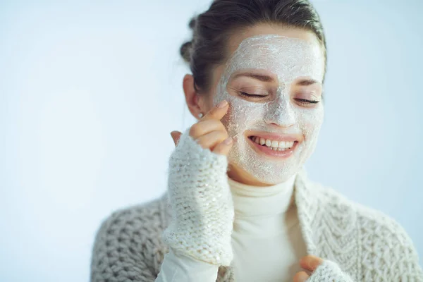 Uśmiechnięta Stylowa Kobieta Swetrze Kardiganie Roll Szyi Stosowania Białej Maski — Zdjęcie stockowe