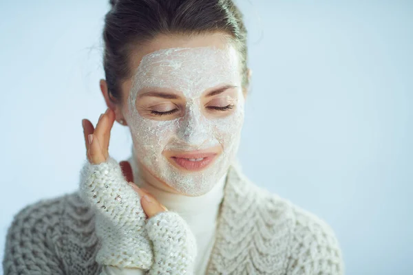 Zrelaksowany Nowoczesny Letnia Kobieta Rolki Szyi Sweter Sweter Białą Maską — Zdjęcie stockowe