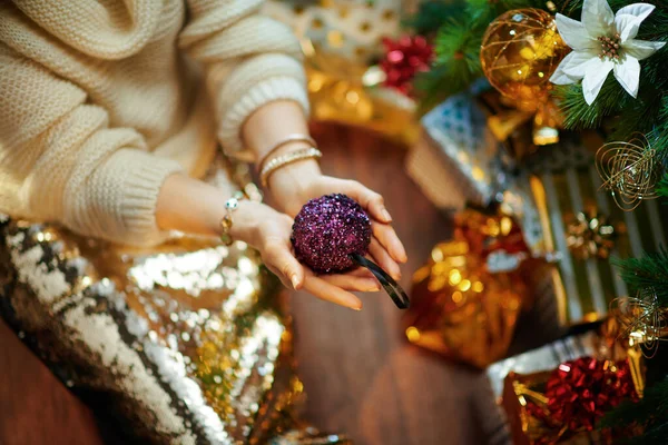 Närbild Elegant Medelålders Hemmafru Guld Paljett Kjol Och Vit Tröja — Stockfoto