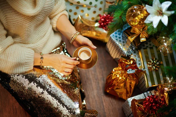 Närbild Elegant Medelålders Kvinna Guld Paljett Kjol Och Vit Tröja — Stockfoto