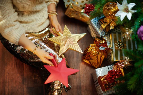 Close Elegante Dona Casa Meia Idade Saia Lantejoulas Ouro Suéter — Fotografia de Stock