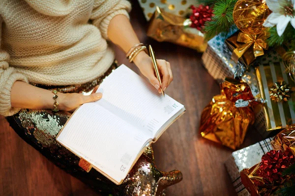 Close Trendy Middelbare Leeftijd Vrouw Gouden Pailletten Rok Witte Trui — Stockfoto