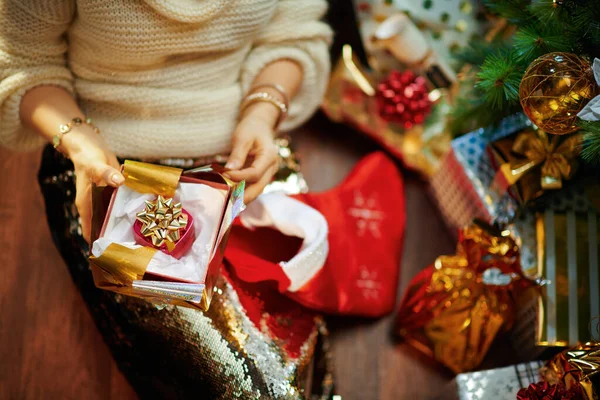 Стильна Домогосподарка Золотій Спідниці Білому Светрі Тримає Різдвяну Подарункову Коробку — стокове фото