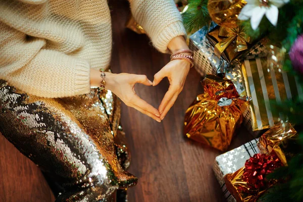 황금색 스커트와 스웨터를 여성이 모양의 그려진 크리스마스 — 스톡 사진