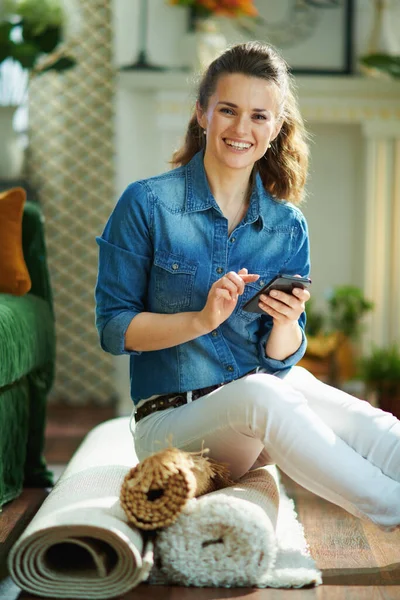 Sorridente Donna Moderna Mezza Età Jeans Camicia Pantaloni Bianchi Con — Foto Stock