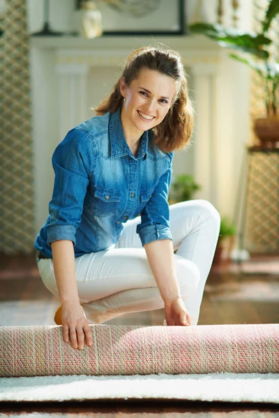 Sorrindo Moderno Anos Idade Mulher Camisa Jeans Calças Brancas Sala — Fotografia de Stock