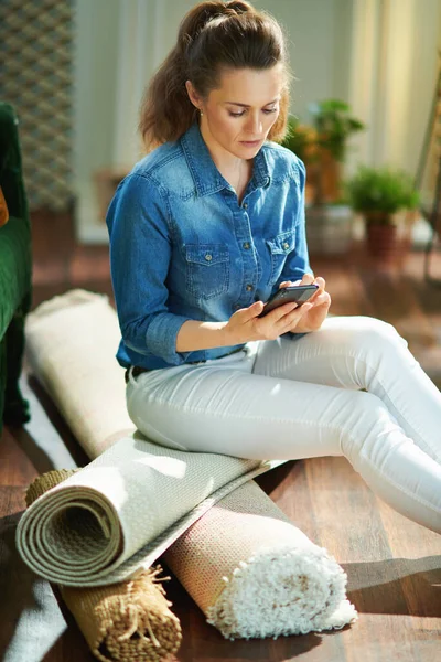 Pensive Young Woman Jeans Shirt White Pants Pile Carpets Searching — Stock Photo, Image