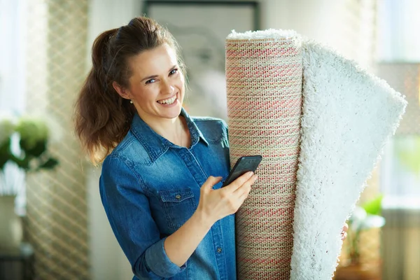 Retrato Jovem Dona Casa Feliz Camisa Jeans Calças Brancas Com — Fotografia de Stock