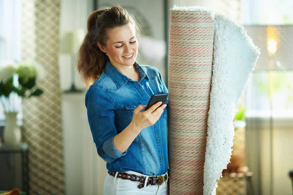 Mujer Mediana Edad Sonriente Camisa Vaquera Pantalones Blancos Con Alfombra — Foto de Stock