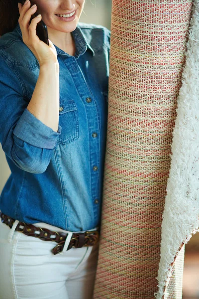 Närbild Kvinna Jeans Skjorta Och Vita Byxor Med Vit Matta — Stockfoto