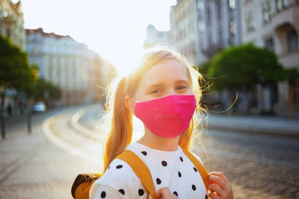 Vida Durante Pandemia Coronavírus Retrato Aluno Moderno Blusa Branca Bolinhas — Fotografia de Stock