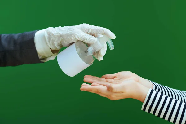 Close Vrouwelijke Leraar Leerling Desinfecterende Handen Met Een Antibacterieel Middel — Stockfoto