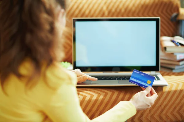 Sett Bakifrån Kvinna Med Kreditkort Och Laptop Tom Skärm Vardagsrummet — Stockfoto