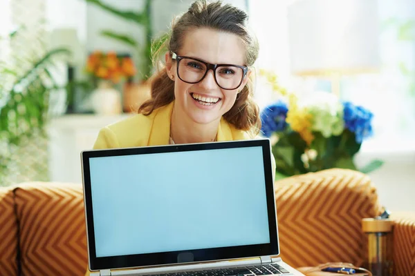 Retrato Mujer Joven Feliz Chaqueta Amarilla Sala Estar Moderna Día — Foto de Stock