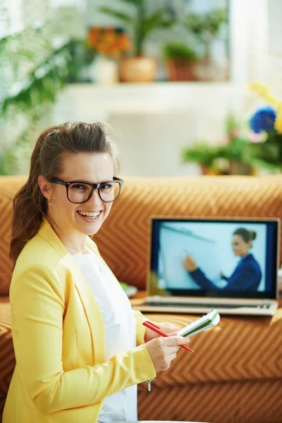 Sonriendo Elegante Mujer Años Edad Chaqueta Amarilla Tomando Notas Con — Foto de Stock