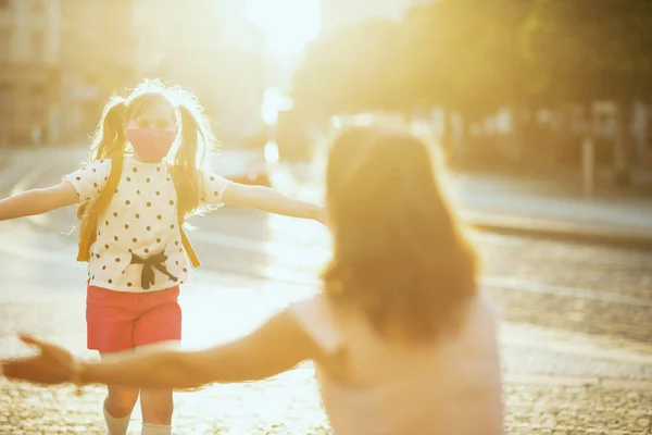 Život Během Pandemie Covid Usmívající Mladá Matka Dítě Maskami Odcházející — Stock fotografie