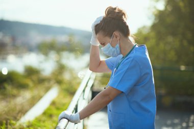 Covid-19 salgını. Şehir dışında tıbbi maskeli, üniformalı modern tıp doktoru..