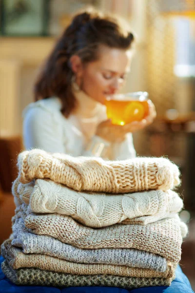 Nahaufnahme Auf Pullovern Und Frau Bei Einer Tasse Tee Mit — Stockfoto