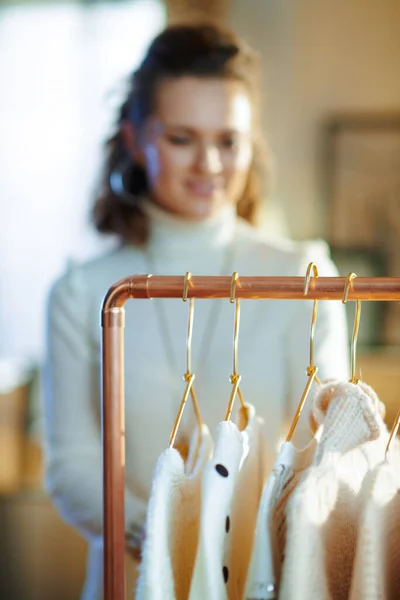 Close Elegante Jaar Oude Vrouw Witte Trui Rok Het Moderne — Stockfoto