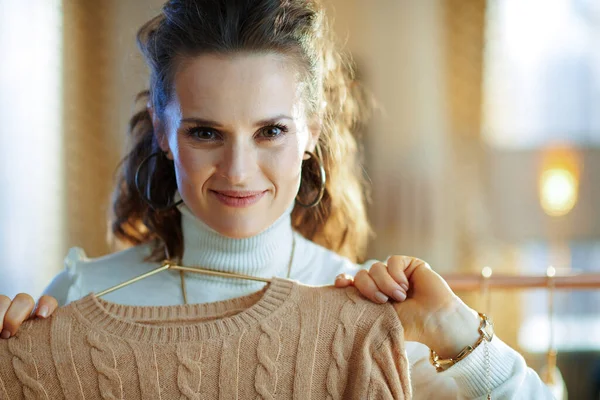 Sonriente Mujer Moda Años Suéter Blanco Falda Moderna Sala Estar —  Fotos de Stock