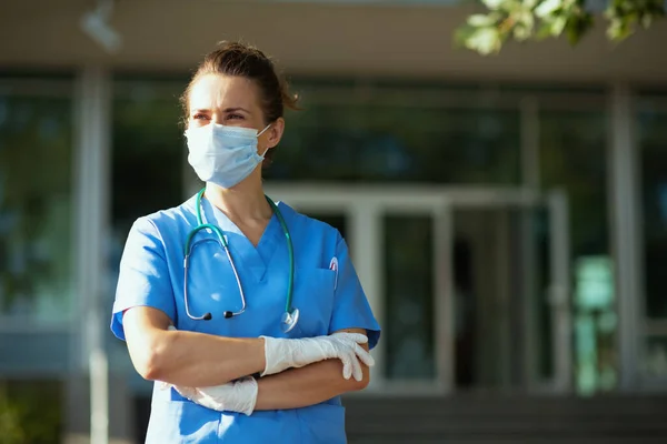 Covid Pandemic Confident Modern Physician Woman Uniform Stethoscope Medical Mask — Stock Photo, Image