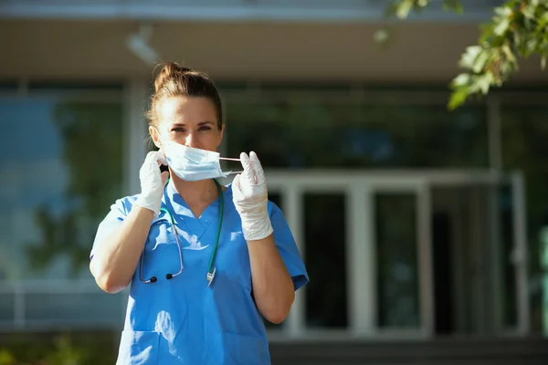 Covid Pandemic Modern Medical Doctor Woman Scrubs Stethoscope Medical Mask — Stock Photo, Image